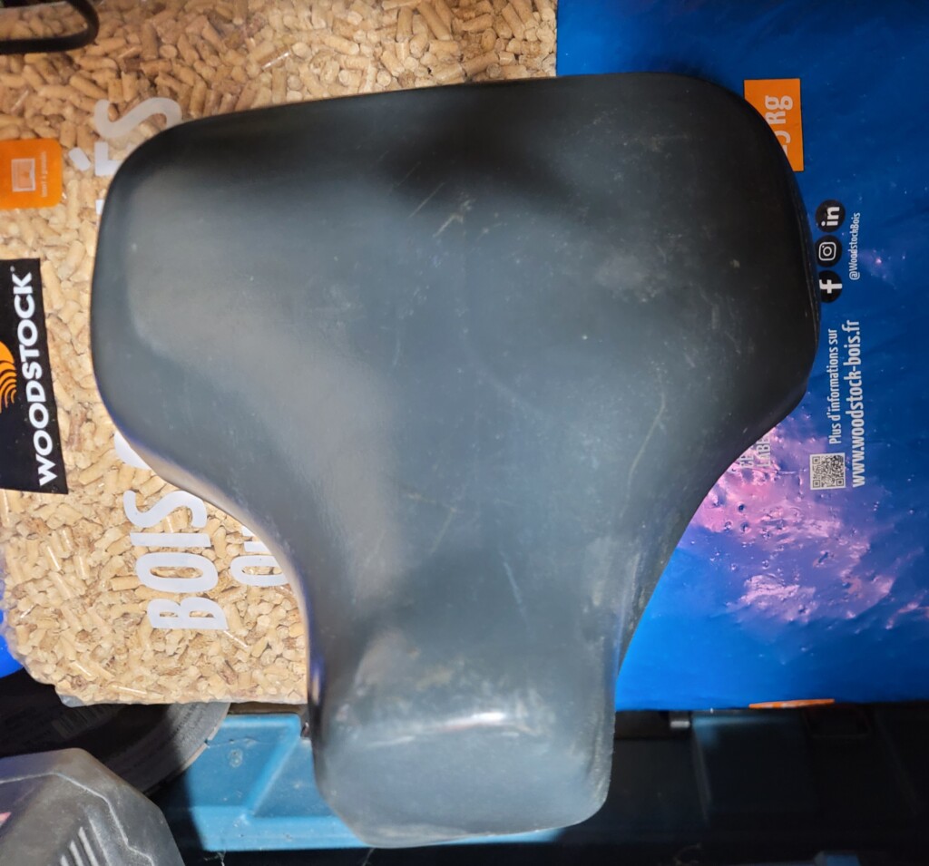 Selle Peugeot 103 , une grosse et une noire