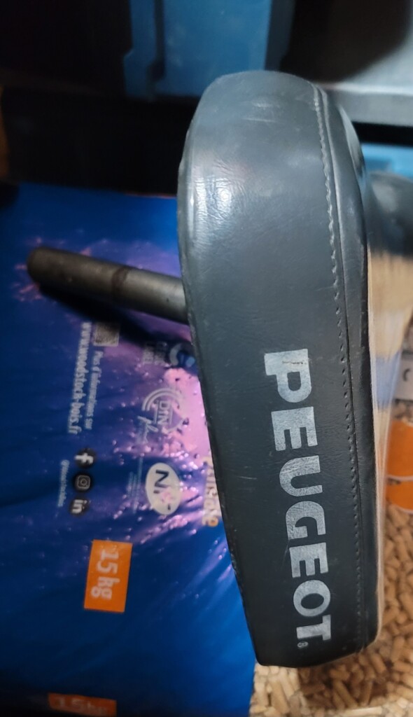 Selle Peugeot 103 , une grosse et une noire